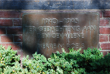 900088 Afbeelding van het gedenkteken op de kopse gevel van het N.S.-station Den Dolder te Den Dolder (gemeente Zeist) ...